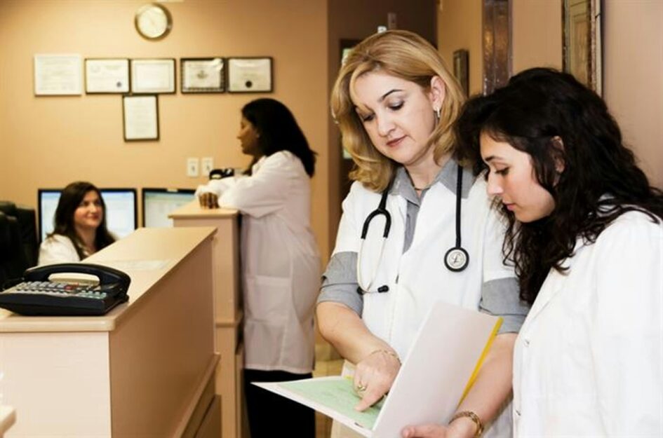 Doktor som håller i dokument